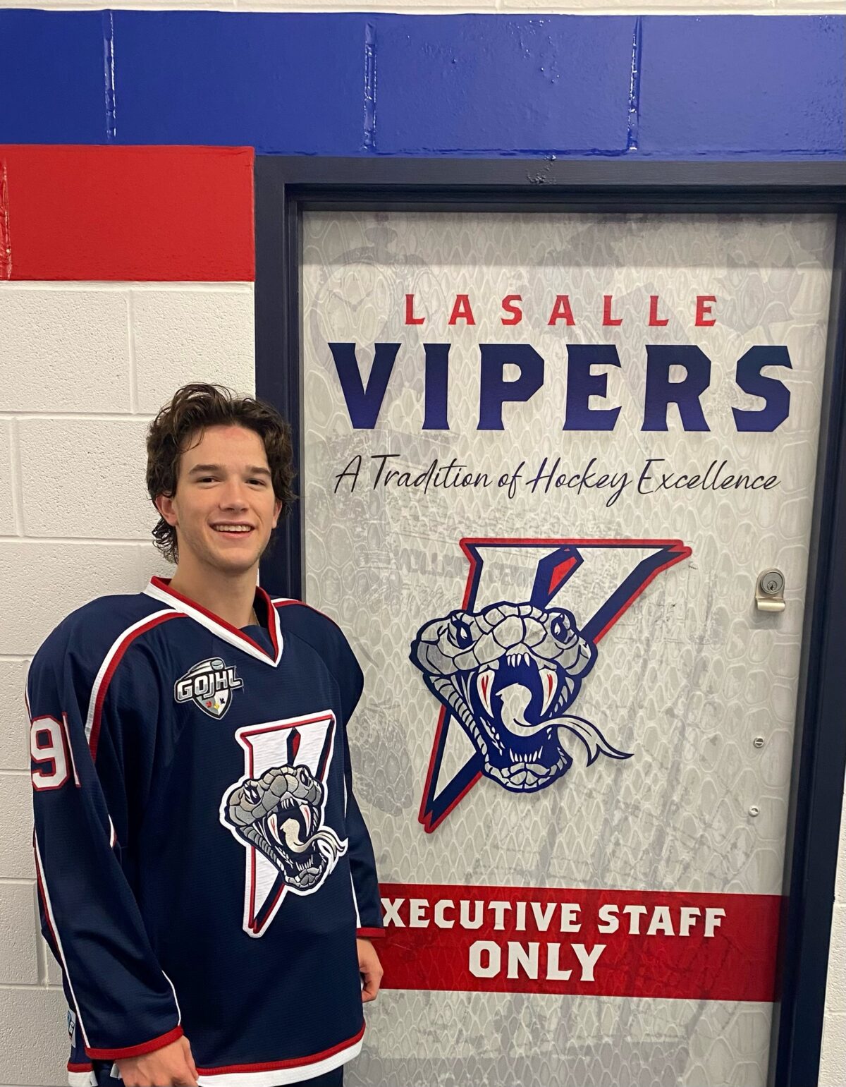 Vipers Sign Connor Chartrand